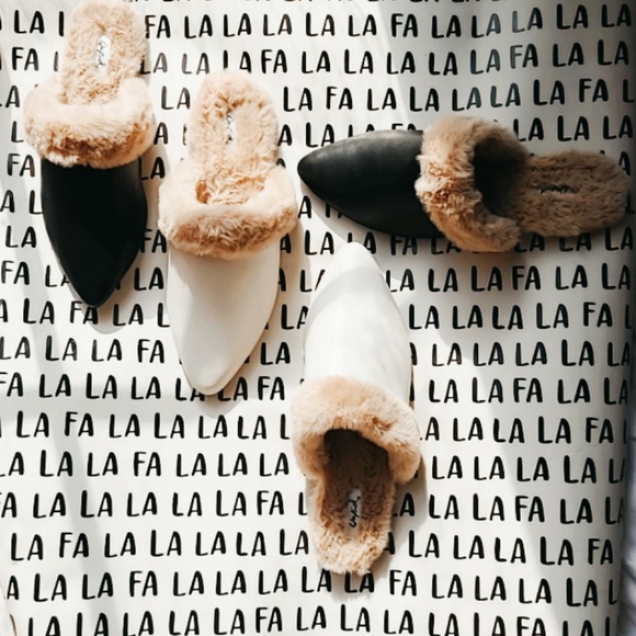 🚨Holiday Collection 💫🌲 WHITE FUR FLATS - Picture 8 of 8